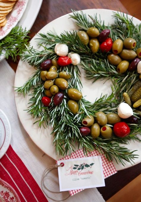 The Prettiest Way to Serve Olives at a Party: On a Bed of Rosemary! Rosemary Wreath, Best Holiday Appetizers, Olive Wreath, Adult Christmas Party, Holiday Appetizers Recipes, Cheese Trays, Decorações Com Comidas, Christmas Entertaining, Holiday Appetizers