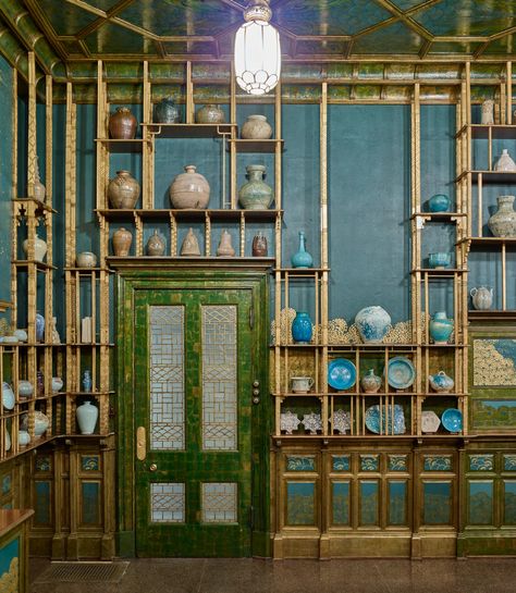 The Colorful Story Behind the Iconic Peacock Room | Architectural Digest Schonbrunn Palace, Peacock Room, Curiosity Cabinet, Design Theory, New York Life, Aesthetic Movement, Botanical Wallpaper, Pre Raphaelite, Kew Gardens