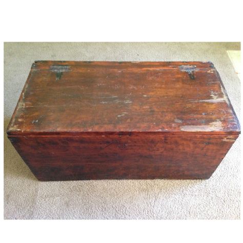 Wooden Chest Trunk Makeover, Wood Trunk Makeover, Old Trunk Painting Ideas, Wooden Trunk Makeover Diy, Painted Trunk Ideas Diy, Wood Trunk Ideas, Old Trunk Makeover Ideas, Old Trunk Ideas Repurposed, Wooden Chest Makeover