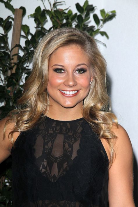 Olympic Legend Shawn Johnson Talks Addiction and How It Affected Her C-Section | Olympic legend Shawn Johnson is opening up about her addictions after welcoming her third child into the world. News Baby Growth Chart, Shawn Johnson, Third Child, Nfl Football Players, Baby Schedule, Nylon Magazine, Second Pregnancy, Baby Growth, C Section