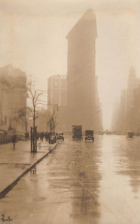 30 Incredible Photos Capture the Scenes of Fifth Avenue, NYC Through the Years Old New York City, Fifth Avenue New York, Nyc History, Flatiron Building, Old New York, Washington Square Park, Vintage New York, The Big Apple, New York New York