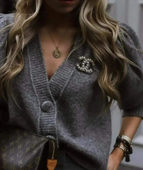 Milica Milojkovic’s Instagram photo: “#greyfashion” Chanel Brooch Outfit, Cardigan Chanel, Chanel Brooch, Lv Pochette, Autumn Street Style, Grey Cardigan, Cozy Outfit, 가을 패션, Coco Chanel