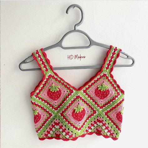 Crocheted Crop Top, Hooded Cowl, Crochet Strawberry, Crochet Design Pattern, Crochet Stitches For Beginners, Crochet Fashion Patterns, Motif Vintage, Granny Square Crochet Pattern, Free Summer