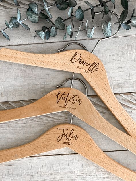 Bridesmaids Baskets, Bridesmaids Hangers, Bride Hangers, Diy Wedding Hangers, Personalized Wedding Hangers, Oct Wedding, Bridesmaid Baskets, Hangers Wedding, Laser Signs