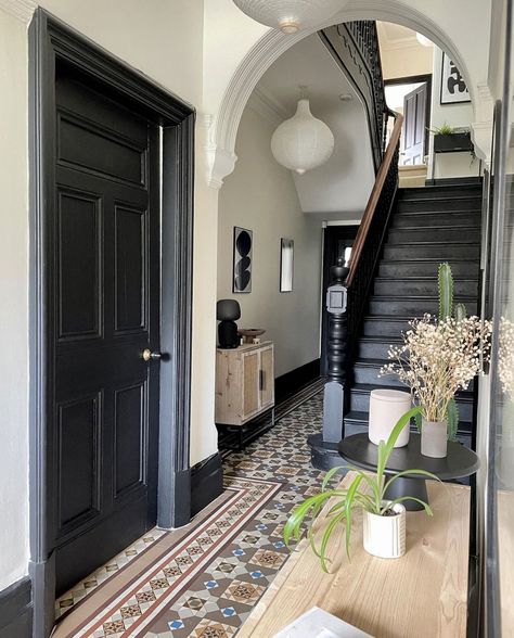 Victorian Hallway Ideas, Cream Hallway, Edwardian Hallway, Hallway Wall Colors, Black And White Hallway, Black Hallway, Black Staircase, Victorian Hallway, Hallway Colours