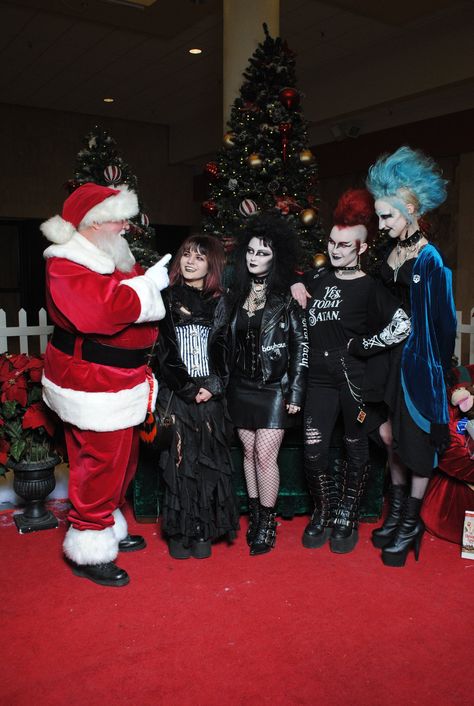 Pictures With Santa, Alternative Subcultures, Goth Fits, Emo People, Goth Subculture, Arte Punk, Santa Pictures, Punk Goth, Goth Outfits