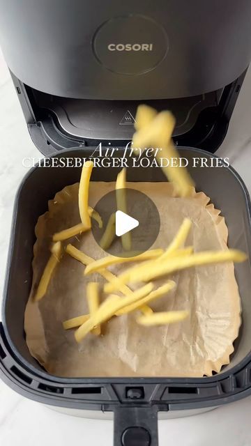 Hayley Dean on Instagram: "Air fryer cheeseburger loaded fries 🍔 yessss this is so good, quick and easy! Start by air frying the chips on 180 until nearly cooked, add sliced onions towards the end, then break up a burger and add that, return to the air fryer for another 5 mins, then add cheese slices, diced gherkins, more onion, and return to melt for a minute, add sesame seeds and burger sauce and boom! ❤️😍 don’t forget my new air fryer book is out very very soon, it would mean the world if you pre ordered the book. The link is in my bio. Thank you for everything 🙏🏼 📗" Air Fryer Cheeseburger, Finger Food Recipes For Toddlers, Southern Comfort Recipes, Thai Street Food Recipes, Vegan Fast Food, Indian Street Food Recipes, Loaded Fries, Burger Sauce, Angel Food Cake