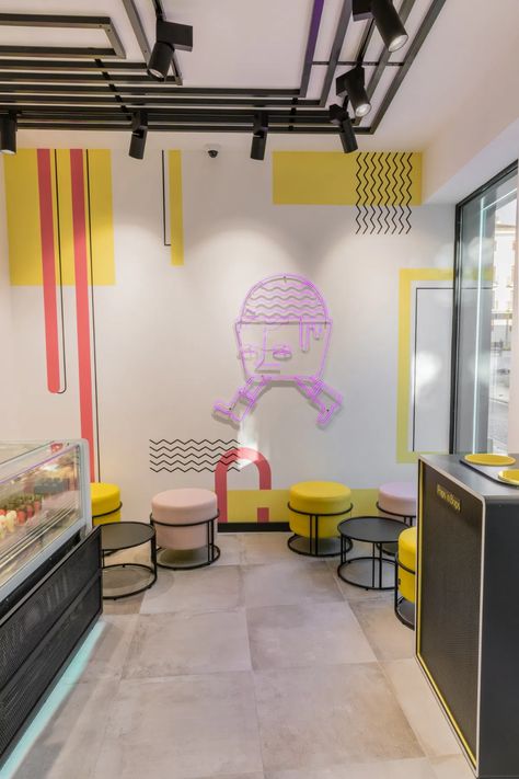 Heladería Pops'n Bops Valencia. Interiorismo Estilo Memphis Small Ice Cream Shop Design, Small Ice Cream Shop, Shop Decor Ideas, Ice Cream Shop Design, Ice Cream Shop Decor, Shop Design Ideas, Parlour Design, Ice Cream Place, Frozen Yogurt Shop