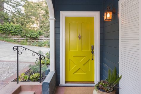 Best Exterior Paint, Pintura Exterior, House Paint Exterior, Entry Door, Door Color, Architectural Features, Painted Doors, Mellow Yellow, Entry Doors