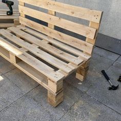 Pallet Bench Outdoor, Pallet Bench Diy, Pallet Bank, Pallet Patio Furniture Diy, Outdoor Pallet Projects, Pallet Projects Garden, Simple Benches, Diy Pallet Sofa, Pallet Seating