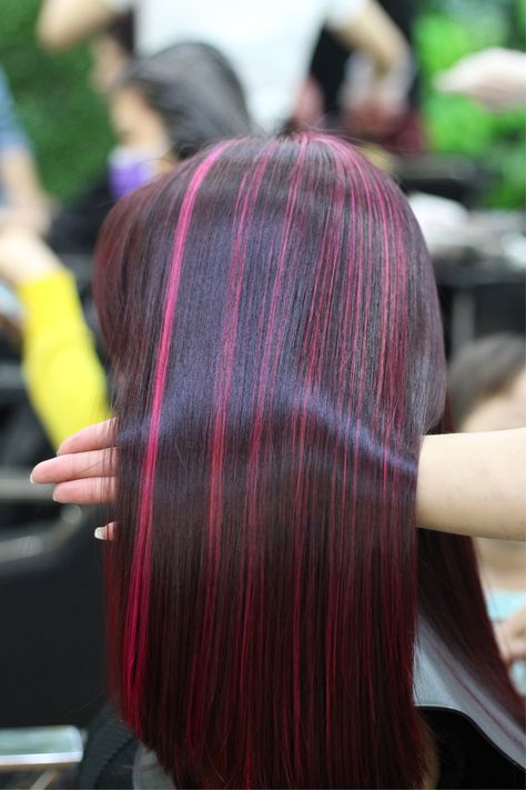 Black Hair With Fuschia Highlights, Pink Highlights Black Hair, Draculaura Hair, Pink Hair Highlights, E Girl Hair, Purple Streaks, Skunk Hair, Hair Highlight, Rave Hair