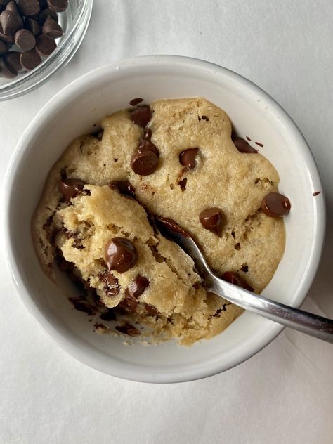 60 SECOND VEGAN MUG COOKIE! - BLKANDVEGAN Vegan Cookie In A Mug, Vegan Mug Desserts, Easy Microwave Desserts, Mug Cookie Recipes, Chocolate Chip Mug Cookie, Vegan Mug Cakes, Mug Cookie, Dessert In A Mug, Vegan Chocolate Cookies