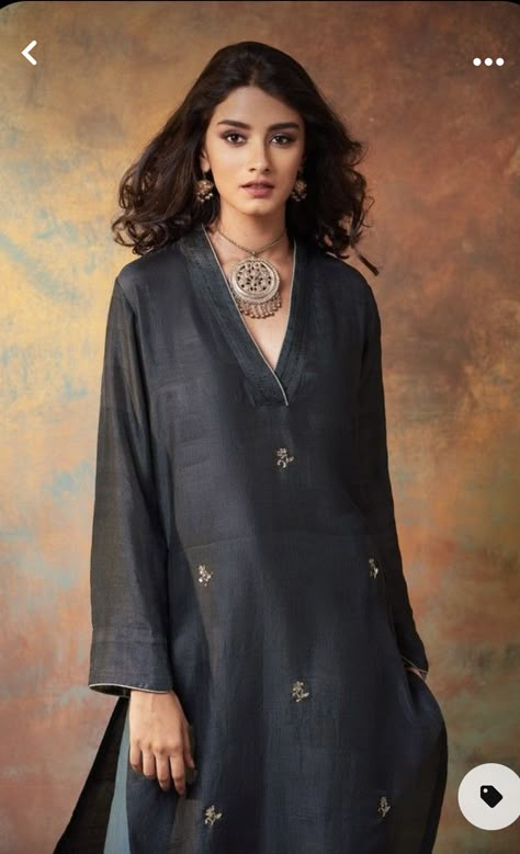 Silk Kurti Designs, Indian Kurti Designs, Indian Designer Suits, Simple Kurta Designs, Simple Kurti Designs, Gaun Fashion, Salwar Kamiz, Kurta Neck Design, Good Earth