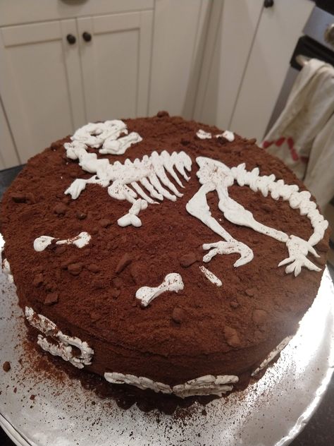 Dinosaur Skeleton Cake, Dinosaur Bones Cake, Easy Dino Cake, Dinosaur Baking, Skeleton Cake, Icing Chocolate, Chocolate Melts, Dino Cake, Crushed Oreos