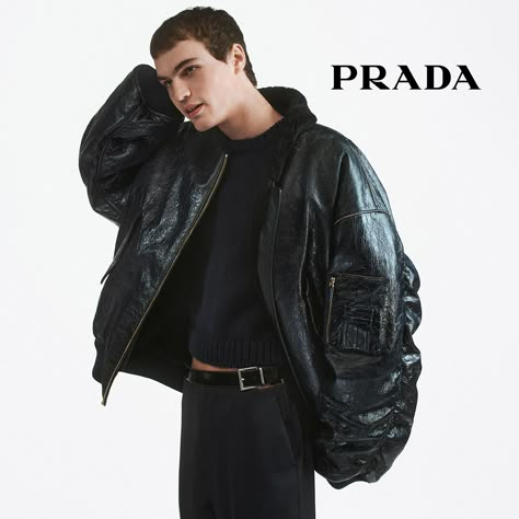 The season's new formal attire combines sporty details, contrasting colors, and modern geometries. Discover the latest Men's Collection. Prada Aesthetic Men, Prada Outfit Men, Men Street Style, Things To Do With Boys, Look Formal, Dramatic Style, Knights Of The Zodiac, Mens Travel Bag, Group 2