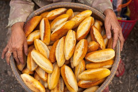 Secrets to Making Light and Crisp Vietnamese Baguette Vietnamese Bread Recipe, Banh Mi Bread Recipe, Vietnamese Baguette Recipe, Banh Mi Recipe, Vietnamese Sandwich, Baguette Recipe, Vietnam Food, Vietnamese Cuisine, Banh Mi