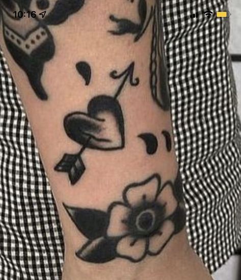 Tattoo Filler Flowers, Mini Traditional Tattoo, Traditional Tattoo Words, Traditional Filler Tattoo, Tattoo Fillers, Phoenix Tattoo For Men, Traditional Heart Tattoos, Umbrella Tattoo, Artsy Tattoos