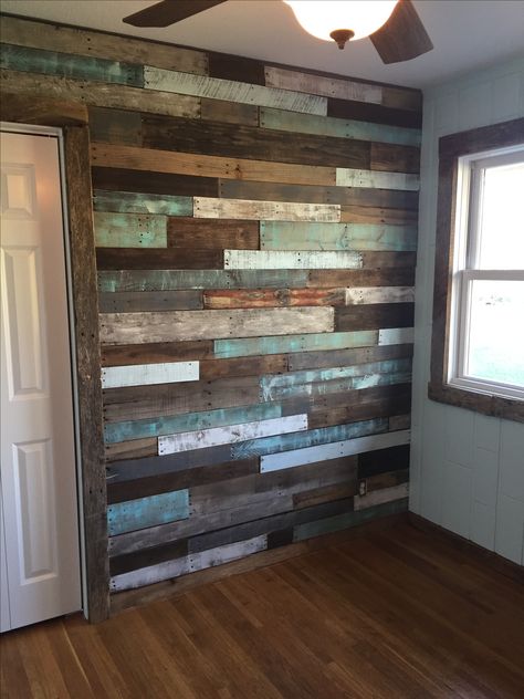 So proud of our nursery pallet wall ❤ Penthouse Living, Diy Pallet Wall, Wood Wall Bathroom, Wood Plank Walls, Wood Pallet Wall, Plank Walls, Fa Fal, Pallet Decor, Pallet Wall