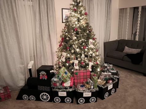 The gift train 🎁🎄 Gift Train Christmas, Christmas Train For Gifts, Christmas Train For Presents, Christmas Gift Train Diy, Train Christmas Presents, Train Gift Wrapping Ideas, Train Wrapping Ideas, Christmas Train Gift Boxes, Diy Christmas Present Train