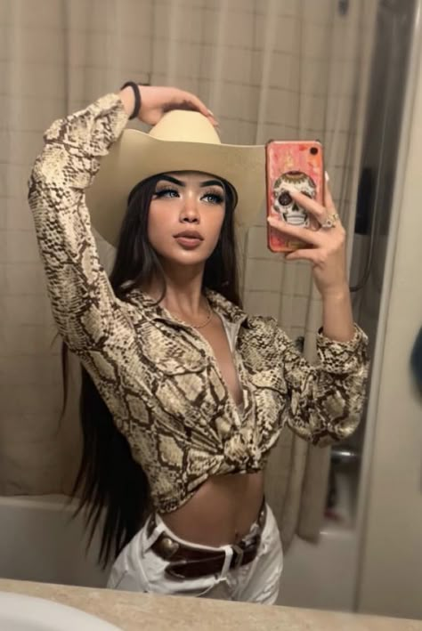 Country Rock And Roll Outfits, Jaripeo Makeup Looks, Quebradita Outfit, Mexican Outfit Ideas Fiestas, Buchona Outfit Sinaloa, Outfit Jaripeo, Buchonas Style Sinaloa Outfit, Takuachita Outfits, Outfit Vaquero