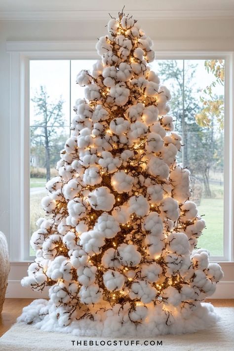 Elegant Christmas tree decorated with cotton-like elements and warm lights, creating a unique and creative holiday look. Christmas Tree Styles, Christmas Tree Trends, Creative Christmas Tree Ideas, Unusual Christmas Trees, Black Christmas Decorations, Glam Christmas Tree, Elegant Christmas Tree Decorations, Christmas Tree Decor Ideas, Tree Decor Ideas