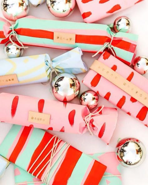 12 Instagrams to Use for Gift Wrapping Inspo This Year via Brit   Co Gifts Wrapping, Gift Wrapping Inspiration, Diy Wrap, Unique Gift Wrapping, Creative Gift Wrapping, Diy Gift Wrapping, Present Wrapping, Holiday Paper, Holiday Gift Wrap