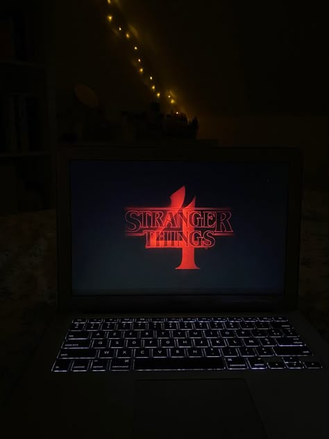 Watching Stranger Things On Laptop, Watching Stranger Things Aesthetic, Stranger Things Summer, Watching Stranger Things, Screen Laptop, Watch Stranger Things, Command And Control, Teen Movies, Stranger Things Aesthetic