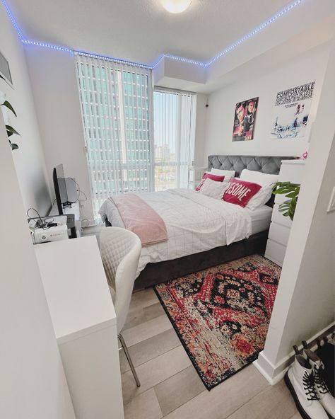 College Apartment Ideas, Cozy Small Bedrooms, Girl Apartment Decor, Cheap Room Decor, Army Room Decor, Dressing Room Decor, Girls Dorm Room, Future Apartment Decor, Small Bedroom Decor