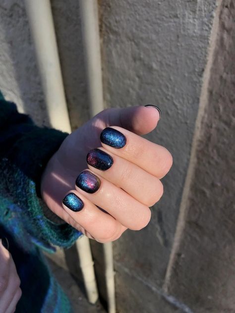 Chrome Space Nails, Magnetic Galaxy Nails, Short Galaxy Nails, Coldplay Nail Art, Galaxy Nails Designs, Magnetic Nails Design, Galactic Nails, Galaxy Nail Designs, Magnet Nails