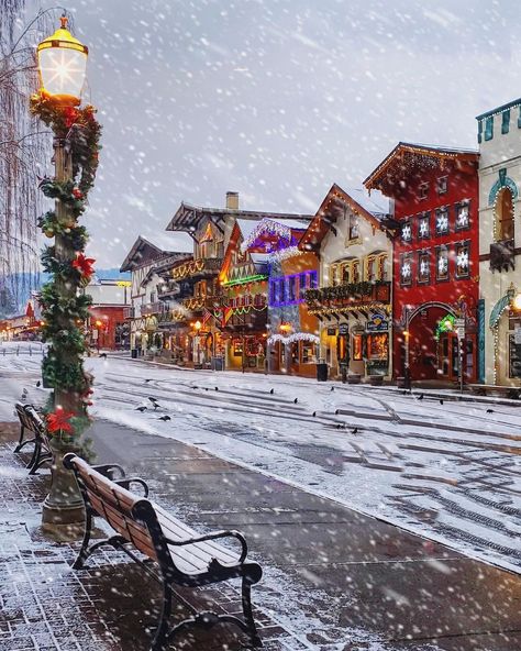 20 Spontaneous Day Trips From Seattle You Need To Go On This Winter - Narcity Leavenworth Washington Christmas, Seattle Christmas, Seattle Winter, Day Trips From Seattle, Leavenworth Washington, Washington State Travel, Seattle Travel, Washington Travel, Christmas Town