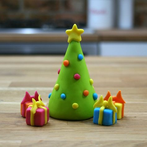 Fondant Christmas Tree, Fondant Christmas Cake, Present Toppers, Christmas Fondant, Christmas Tree With Presents, Christmas Cake Designs, Christmas Cake Topper, Christmas Cake Decorations, Xmas Cake