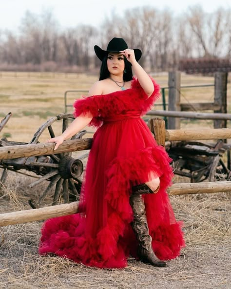 Western Graduation Pictures Senior Pics, Vaquera Photoshoot, Tulle Skirt Photoshoot, Homecoming Jeans Ideas, Homecoming Jeans, Western Prom, Skirt Photoshoot, Cowboy Shoot, Western Photoshoot Ideas