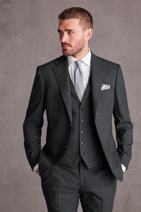 Blazer Designs For Men, Grey Blazer Outfit Men, Grey Blazer Outfit, Grey Mens Suit, Mens Designer Blazers, Gray Groomsmen Suits, Formal Suits Men, Costume Gris, Grey Tuxedo