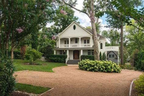 Kasey Musgraves Sold Her Neoclassical Nashville Home to Fellow Country Star Kelsea Ballerini for $2.5 Million - See Photos Pierce And Ward, Pool Guest House, Interior Design Career, Casa Vintage, Kacey Musgraves, Oak Hill, Vintage Eclectic, Entry Foyer, Historic Home