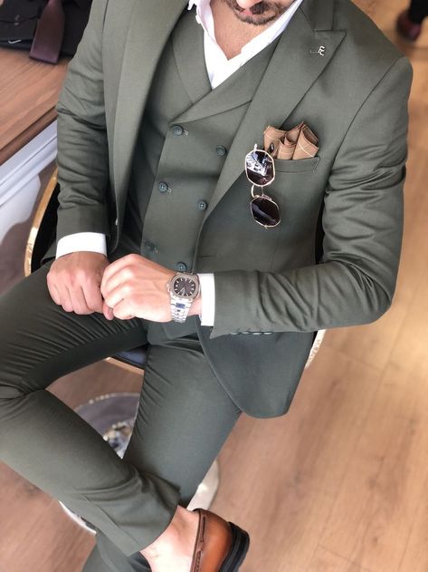 Pin de Mikael Nordenknekt em Dress up em 2022 | Terno casamento, Terno noivo, Ideias pra casamento Groomsmen Green Suit, Olive Green Suit Men Wedding, Olive Suit Men, Men Wedding Suits Modern, Groom Suit Green, Green Groomsmen Suits, Suite Men, Best Wedding Suits For Men, Indian Wedding Suits Men