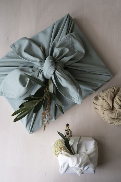 Hidden Hantaran, Hantaran Ideas, Secondary Packaging, Sustainable Gift Wrap, Japanese Gift Wrapping, Christmas Gift Wrapping Ideas, Fabric Wrapping, Yule Winter Solstice, Wrapping Inspiration