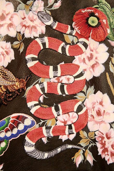 Details #arsublime #arsublimeroma #inspiration  Gucci S/S16                                                                                                                                                                                 More Gucci Fashion Show, Snake Wallpaper, Garden Of Earthly Delights, Robert Mapplethorpe, Design Tattoo, Back To Nature, Culture Art, Textile Design, A Black