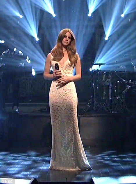 HELP, anyone know the designer of Lana Del Rey's dress (from her SNL performance)? 60s Prom, 8th Grade Prom Dresses, Lana Del Rey Outfits, Jason Sudeikis, Ricky Gervais, Performance Dresses, Iconic Dresses, Prom Looks, Lana Del Ray