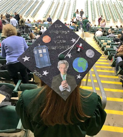 Doctor Who got me through my studies! Doctor Who Fan Art, Cards Flowers, Grad Caps, Cap Ideas, Future Doctor, 12th Doctor, Eleventh Doctor, Cap Designs, Grad Cap