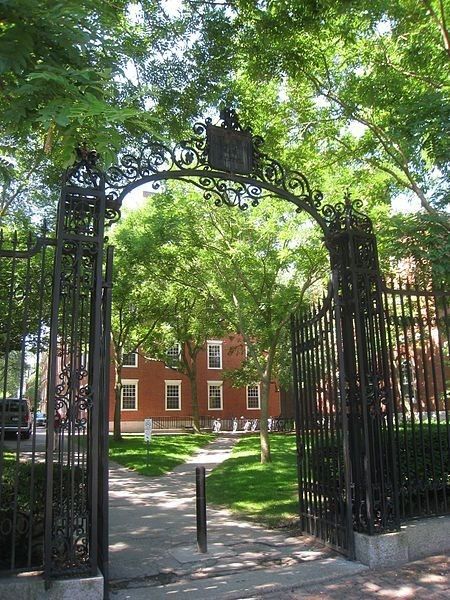 School Gate Aesthetic, School Yard Aesthetic, Bloxburg University, Harvard Aesthetic, Harvard University Campus, Boston 2023, Harvard Campus, Harvard Uni, Harvard Yard