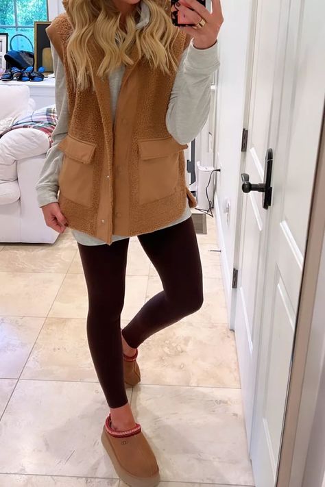 Platform Clogs Outfit, Ugg Tazz Slippers, Outfit Ideas Holiday, Clog Outfit, Slipper Outfit, Tazz Slippers, Neutral Clothing, Slippers Outfit, Casual Mom Style