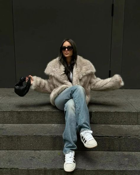 Fur Coat Outfits, Faux Fur Coats Outfit, Sandals Design, Nyc Winter Outfits, Winter Fashion Outfits Casual, Foto Poses, Lily Collins, Autumn Outfit, Outfit Inspo Fall