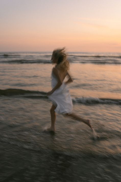 Beach Editorial, Beach Photo Session, Running On The Beach, Beach Photography Poses, Beach Shoot, Portrait Photos, Beach Portraits, Sunrise Beach, Photoshoot Concept