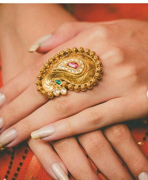 Unique Gold Wedding Rings, Antique Gold Rings, Wedding Jewelry Sets Bridal Jewellery, Gold Jewelry Outfits, New Gold Jewellery Designs, Diamond Pendants Designs, Gold Jewellry, Temple Jewelry, Indian Jewellery Design Earrings