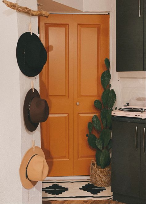 Orange Closet Doors, Orange Door Interior, Orange Interior Door, Boho Closet Doors, Orange Cupboard, Door Painting Ideas Bedroom Boho, Orange Bathroom Paint, Colored Doors Interior, Orange Closet