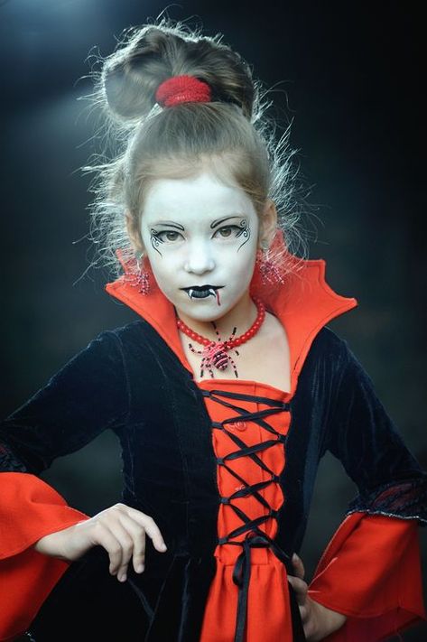 Vampire Girl Makeup Kids, Vampire Face Paint For Kids, Kids Vampire Face Paint, Girl Vampire Makeup, Maquillaje Halloween Infantil, Kids Vampire Makeup, Halloween Face Paint Scary, Vampire Face Paint, Girls Vampire Costume