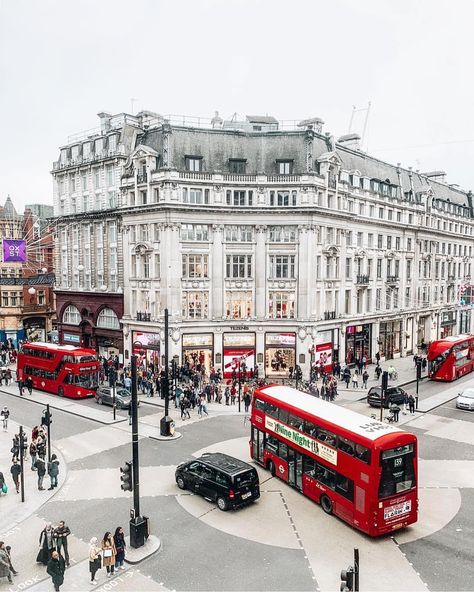 @LONDON on Instagram: “Perfect #OxfordCircus by @noepierre 😍 Tag someone who loves an #OxfordStreet session! 👠💼🧢 // #thisislondon #london #regentstreet” Oxford Street London, London Bucket List, Oxford Circus, London Baby, Oxford Street, London Photography, London Photos, Central London, England Uk