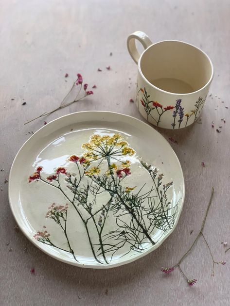 Assemblages of Found Florals Imprinted on Ceramic Mugs and Plates by Hessa Al Ajmani | Colossal Tanah Liat, Keramik Design, Slab Pottery, Wheel Thrown Pottery, Pottery Classes, Ceramics Pottery Art, Thrown Pottery, Ceramics Ideas Pottery, Pottery Designs