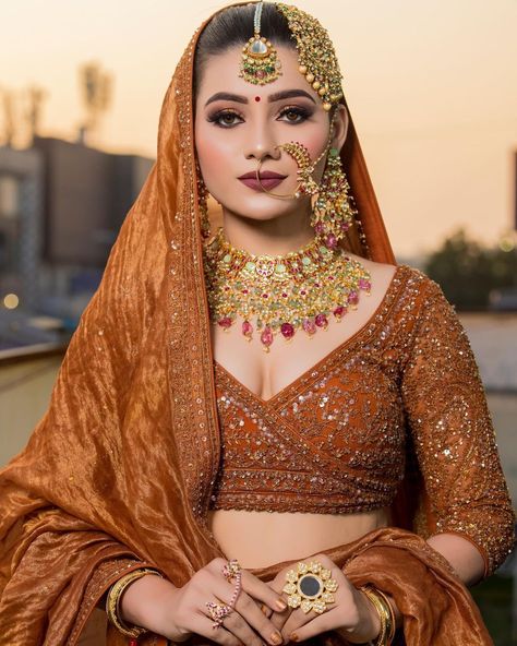 Golden Dress Makeup, Makeup Look Asian, Makeup Look For Blue Eyes, Makeup Look For Black Women, Makeup Look For Brown Eyes, Makeup Look Indian, Golden Makeup Look, Black And Golden Dress, Lengha Dress