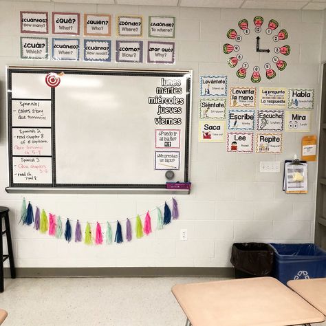 Miss.Maestra 8 Elementary Spanish Classroom, Spanish Teacher Classroom, Spanish Classroom Decor, Classroom Decor Middle, Middle School Classroom Decor, Classroom Decor High School, Middle School Spanish, Dual Language Classroom, Classroom Tour